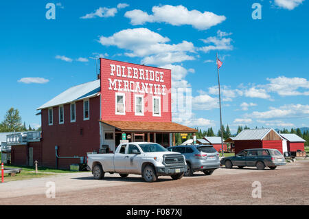 Polebridge Mercantile negozio di villaggio in piccole comunità di Polebridge sul bordo del Parco Nazionale di Glacier nel Montana, USA. Foto Stock
