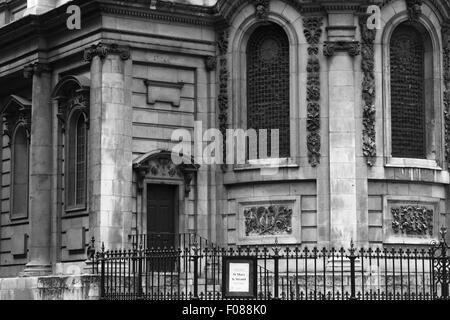 In bianco e nero vista esterna della parte di Santa Maria Le Strand chiesa in The Strand, Londra, Inghilterra. Foto Stock