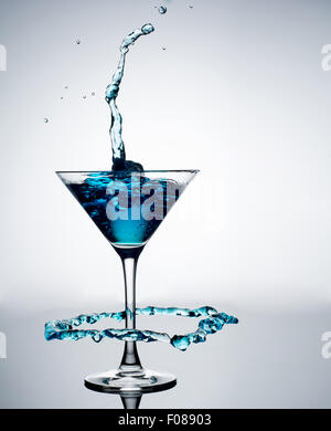 Cocktail di blu con splash su sfondo bianco Foto Stock