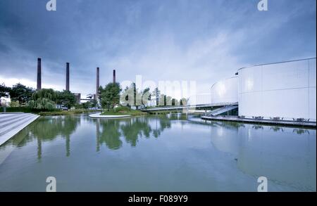 L'Autostadt pavilion con bridge in Wolfsburg, Germania Foto Stock