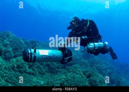 Rebreather Diver con gli scooter, Ponza, Italia Foto Stock