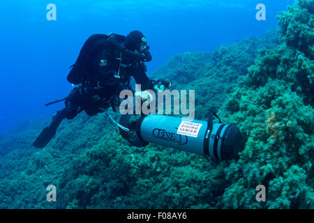 Rebreather Diver con gli scooter, Ponza, Italia Foto Stock