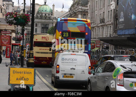 Accodamento di traffico in lavori stradali nell' Haymarket, Londra, Inghilterra. Foto Stock