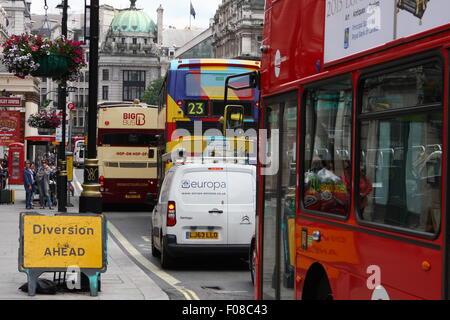 Accodamento di traffico in lavori stradali nell' Haymarket, Londra, Inghilterra. Foto Stock