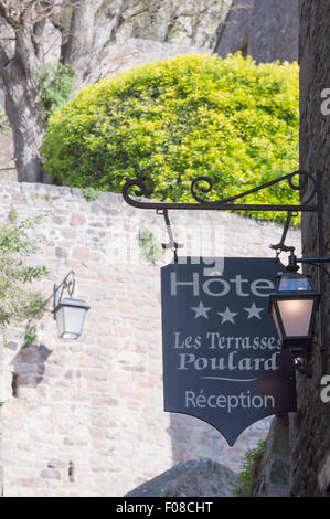 Hotel Les terrazze Poulard segno sul Mont St-Michel, Normandia, Francia Foto Stock