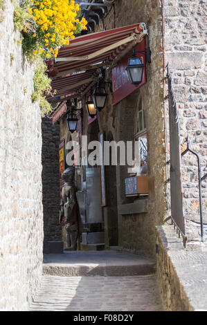 Strada di ciottoli sul Mont St-Michel, sito UNESCO, Normandia, Francia Foto Stock