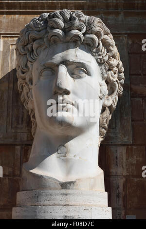 Una volta parte di una statua più grande, questo busto di pietra è di Gaio Giulio Cesare Augusto. Musei Vaticani, Città del Vaticano, Roma, Italia Foto Stock