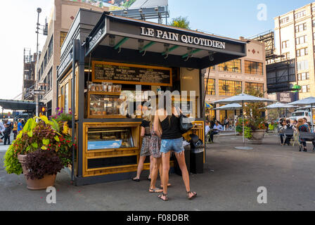 La città di New York, Stati Uniti d'America, Street Food, Confezionamento carne distretto, donne Acquisto di tenere lontano gli spuntini da 'Le Pain Quotidien' Street vendor Foto Stock