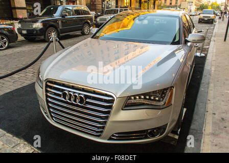 La città di New York, Stati Uniti d'America, scene di strada, (Confezionamento carne distretto), Audi A8L 4.2, automobile di lusso sul display Foto Stock