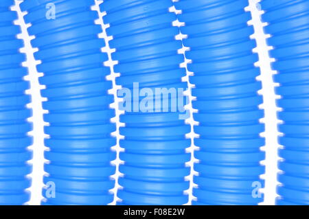 Plastica blu tubi corrugati isolati su sfondo bianco Foto Stock