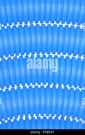 Plastica blu tubi corrugati isolati su sfondo bianco Foto Stock