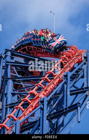 Brivido sul Big One a Blackpool Pleasure Beach Foto Stock