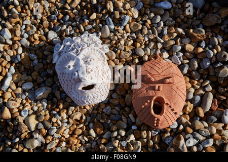 Trattativa, Kent, Regno Unito, domenica 9 agosto 2015. Maschere Cabbo sulla spiaggia di trattativa. A seguito di una antica tradizione locale dove le maschere sono stati lasciati in mare per un anno e quelli che sono sopravvissuti intatti sono stati attaccati alle barche di pescatori come buona fortuna talismani. Gli artisti di Kate Davis e David Moore ha lavorato in collaborazione come 'MPECORA' e insieme a trattare Pier Arts ha sostenuto la comunità locale che hanno reso le maschere. Credito: Steve Hickey/Alamy Live News Foto Stock