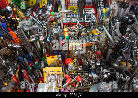 Hardware e strumento mercato ad Hanoi, Vietnam Foto Stock