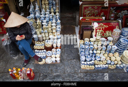 Negozio di ceramica ad Hanoi, Vietnam Foto Stock