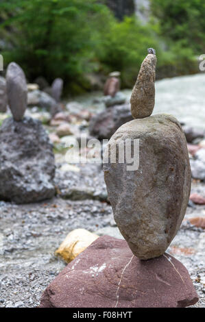 Pietre e rocce proprio equilibrato sulla parte superiore di ogni altro utilizzo sulla colla o altri mezzi di fissaggio. Foto Stock