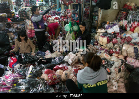 Tutta la vendita sul mercato di abbigliamento in Hanoi Foto Stock