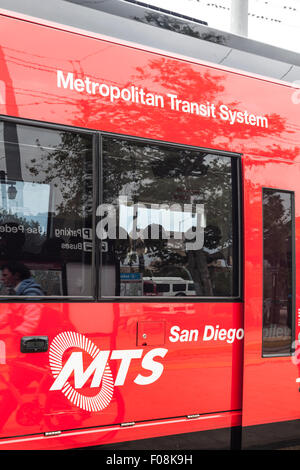 Sezione di un Metropolitan Transit System (MTS) luce treno ("trolley') a San Diego, California, Stati Uniti d'America Foto Stock