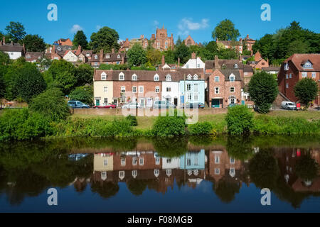 Riverside case nella città bassa, Bridgnorth, riflesso nel fiume Severn, Shropshire. Foto Stock