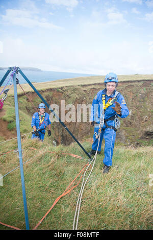 Quies Bay, Cornwall, Regno Unito. 10 Ago, 2015. HMCG ha risposto alle segnalazioni di un 12enne bloccato femmina in corrispondenza del fondo di un profondo e foro di sfiato in Quies Bay, Nr Padstow, Cornwall. Il Regno Unito questo pomeriggio. Credito: Thomas Owen-Heywood/Alamy Live News Foto Stock