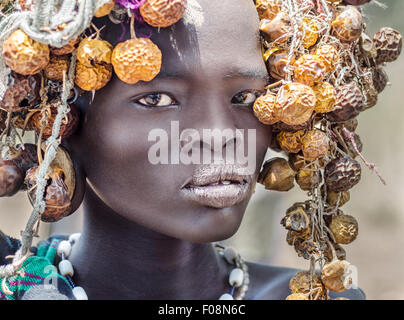 JINKA, Etiopia - 10 agosto: unidentified bellissima Ragazza dalla tribù dei Mursi nel Parco Nazionale di Mago, Jinka, il 10 agosto 2014. Mursi Foto Stock