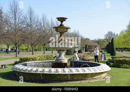 Fontana di Queen Mary's Gardens, Regent's Park, London Borough of Camden, London, England, Regno Unito Foto Stock