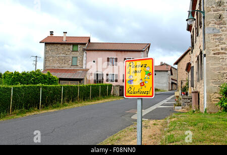 Cartello stradale all'entrata di un villaggio Saint Bonnet Le Bourg Puy-de-Dome Livradois Auvergne Francia Foto Stock