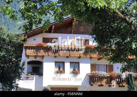 Alto Adige (Italia settentrionale), case tipiche del paese di Tirolo presso Merano Foto Stock