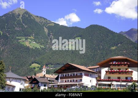 Alto Adige (Italia settentrionale), case tipiche del paese di Tirolo presso Merano Foto Stock