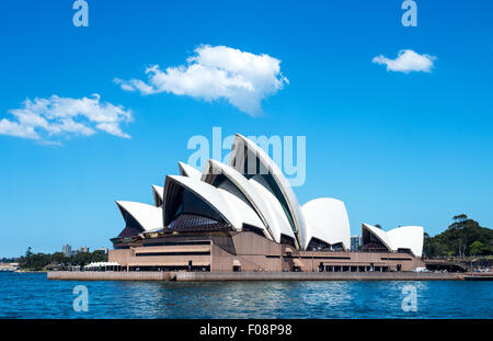 Australia, Sydney Opera House visto dalla baia Foto Stock