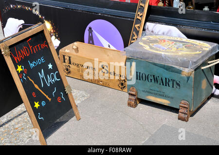 Broadstairs Kent, Inghilterra, Regno Unito. Harry Potter merce non autorizzata al di fuori del Wormwold Emporium di magia in strada alta. Foto Stock