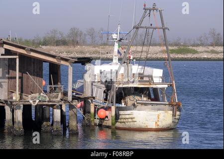 Pila, presso il comune di Porto Tolle, delta del fiume Po in provincia di Rovigo (Italia), il porto di pesca Foto Stock