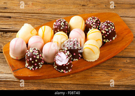 Un assortimento di marshmallow tratta su pannello di legno Foto Stock