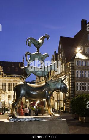 Vista della scultura di musicisti di notte a Bremen, Germania Foto Stock