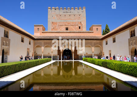 Patio de los Arrayanes nel Palacio de Comares, Alhambra Palace complesso, Granada, Andalusia, Spagna Foto Stock