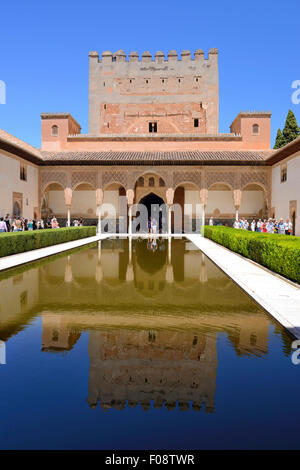 Patio de los Arrayanes nel Palacio de Comares, Alhambra Palace complesso, Granada, Andalusia, Spagna Foto Stock