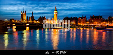 Belle Case del Parlamento sul fiume Tamigi Foto Stock
