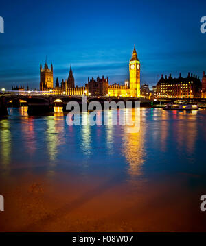 Belle Case del Parlamento sul fiume Tamigi Foto Stock