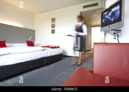 La governante in una camera in hotel a Vaihingen, Stoccarda, Baden-Württemberg, Germania Foto Stock