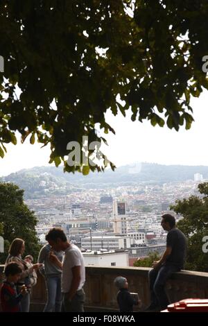 Vista della città di Stoccarda che si affaccia ai turisti in piedi sul Eugensplatz, Germania Foto Stock