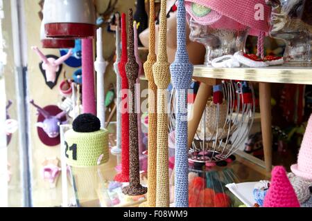 Giocattoli fatti di lana a Mascherie in Stuttgart West, Stoccarda, Baden-Württemberg, Germania Foto Stock