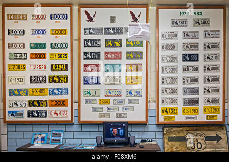Rawlins, Wyoming - un display delle targhe fabbricati da detenuti presso l'ex Stato del Wyoming penitenziario. Foto Stock