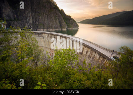 Lago artificiale dietro la diga di Vidraru al tramonto, Romania Foto Stock