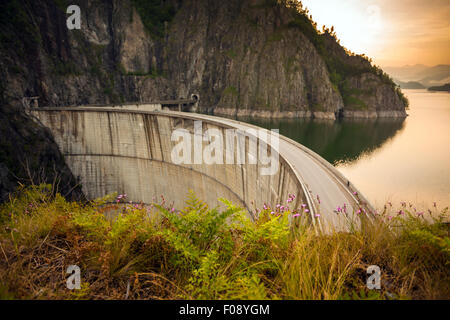 Lago artificiale dietro la diga di Vidraru al tramonto, Romania Foto Stock