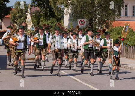 Hausham, Germania. 09Aug, 2015. band Bayrischzell la rievocazione dell'125 anniversario dei costumi Conservation Association Schlierachtaler ceppo 1890 Hausham e.V Credito: STphotography/Alamy Live News Foto Stock