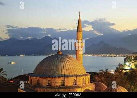 Vista della cupola di Tekeli Mehmet Pasa moschea di sera, Antalya, Turchia Foto Stock