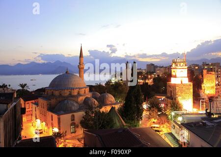 Vista illuminata Tekeli Mehmet Pasa moschea di Antalya, Turchia Foto Stock