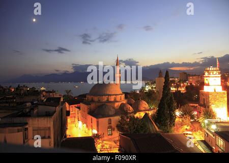 Vista illuminata Tekeli Mehmet Pasa moschea di Antalya, Turchia Foto Stock