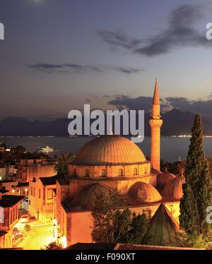 Vista illuminata Tekeli Mehmet Pasa moschea di Antalya, Turchia Foto Stock