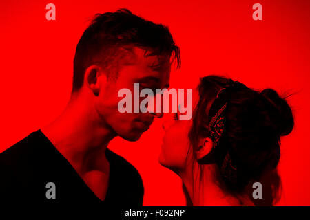 Edimburgo. Regno Unito. Decimo mese di agosto. Lebbroso delle prestazioni del chip nel gruppo Roxy durante Edinburgh Fringe Festival nella foto Emilia Clarke-Stewart e Conall Keating. Credito: pak@ Mera/Alamy Live News Foto Stock